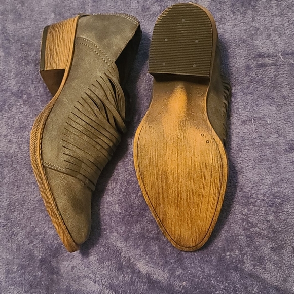 Shoes - Picture 4 of 4